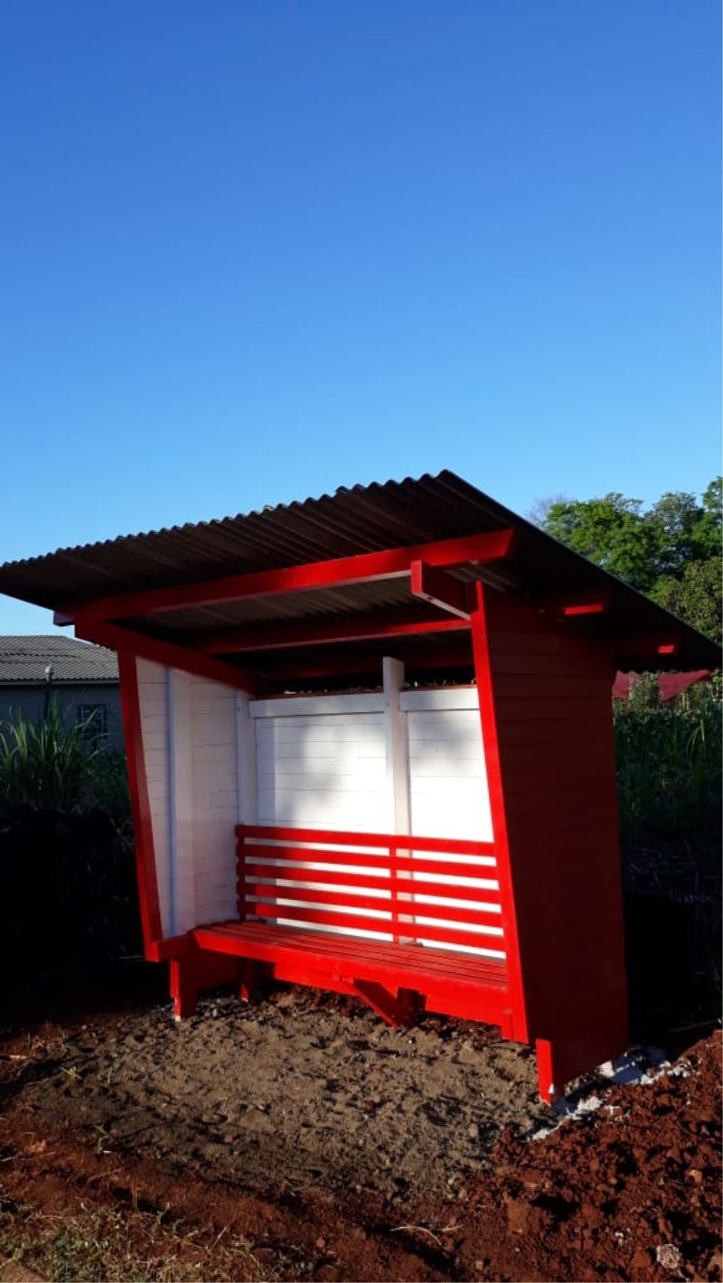 Prefeitura instala três novos abrigos de ônibus